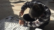 İslam taş işleme sanatının geometrik şekillerini elleriyle mermere işliyor