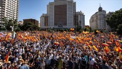 İspanya'da merkez sağcı ana muhalefet "erken seçim" talebiyle Madrid'de gösteri