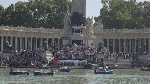 İspanya'nın başkenti Madrid'deki Retiro parkında Filistin'e destek gösterisi
