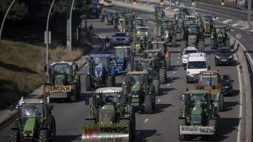 İspanya'da çiftçiler Madrid'e girmeden eylemlerini beşinci gün de sürdürdü