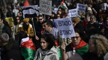 İspanya'da yüz binlerce kişi İsrail'e silah ticaretinin durdurulması için yürüdü