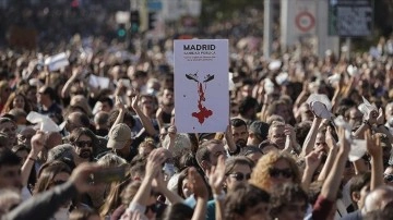 İspanya'nın başkenti Madrid'de binlerce sağlık çalışanı gösteri yaptı
