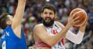 İspanyol basketbolcu Sırbistan bayrağını yırttı