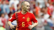 İspanyol futbolcu Iniesta 4 ay forma giyemeyecek