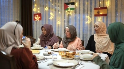 İspanyol ve G&uuml;ney Amerikalı M&uuml;sl&uuml;man kadınlar T&uuml;rk ailenin iftar sofrasında buluştu