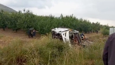 Isparta'da tur otob&uuml;s&uuml;n&uuml;n devrildiği kazada 4 kişi hayatını kaybetti, 15 kişi yaralandı