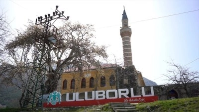 Isparta'da yaklaşık 8 asırlık Sel&ccedil;uklu camisi zamana direniyor