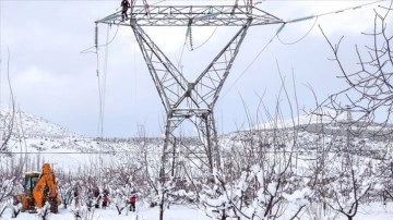 Isparta'da elektrik kesintisinin giderilmesi ve karla mücadele çalışmaları sürüyor