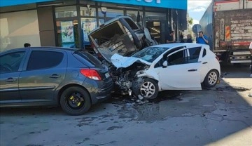 Isparta’da kontrolden çıkan otomobil 7 araç ile markete çarptı