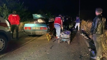 Isparta'da otomobille kamyonetin çarpıştığı kazada 5 kişi öldü