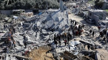 İsrail 135 gündür Gazze Şeridi'ni hava, kara ve denizden bombalamaya devam ediyor