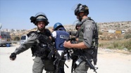 İsrail AA kameramanının da aralarında bulunduğu 7 gazeteciyi gözaltına aldı