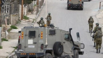 İsrail askerinin Batı Şeria'da elleri havada yaşlı bir Filistinliyi öldürdüğü ortaya çıktı