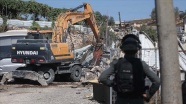 İsrail askerleri Batı Şeria&#039;da Filistinlilere ait onlarca dükkanı yıktı