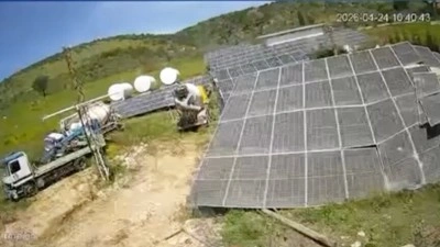 İsrail askerleri, L&uuml;bnan'ın g&uuml;neyindeki Hristiyan k&ouml;y&uuml; Debel'de g&uuml;neş panellerini tahrip e