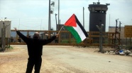 İsrail baskın güçleri Ofer Hapishanesi'ndeki Filistinli tutuklulara saldırdı
