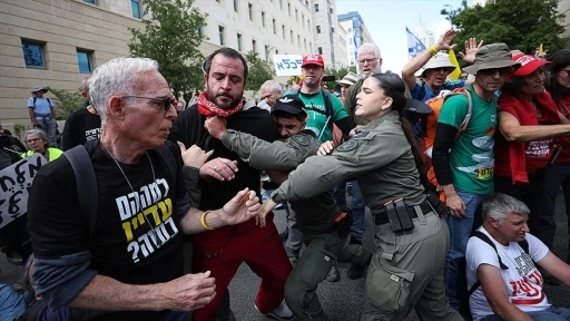 İsrail’de meclis önünde toplanan yüzlerce kişi, Gazze’de işgali genişletme planını onaylayan hükümeti protesto etti
