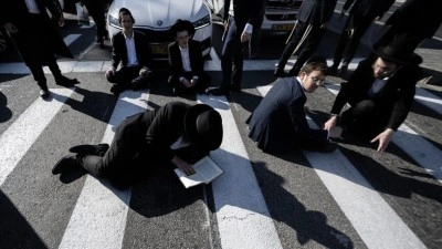 İsrail'de zorunlu askerlik karşıtı y&uuml;zlerce Haredi protestocu, Batı Kud&uuml;s'e giriş yolunu kapattı