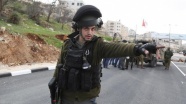 İsrail'den Filistinlilerin geçiş izinlerine iptal