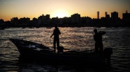 İsrail Gazze'de balık avlama mesafesini yine düşürdü