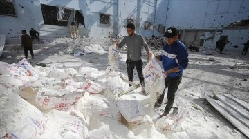 İsrail Gazze'de yardım dağıtım deposunu vurdu