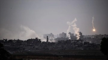 İsrail, Gazze'de yerinden edilen Filistinlilerin kaldığı bir okulu ve dokuz evi vurdu