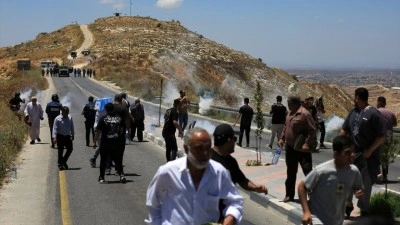 İsrail g&uuml;&ccedil;leri, Batı Şeria'da yasa dışı yerleşimleri protesto eden Filistinlilere saldırdı