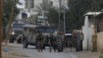 İsrail güçleri Batı Şeria'da 24 Filistinliyi gözaltına aldı