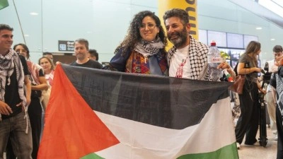 İsrail'in 10 g&uuml;n alıkoyduktan sonra serbest bıraktığı aktivist Seyf Ebu Kişk Barselona'ya