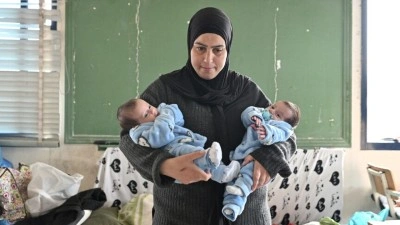 İsrail'in 8 aylık hamileyken yerinden ettiği L&uuml;bnanlı kadına d&uuml;nyaya getirdiği ikiz bebekleri 'umut ışığı' oldu