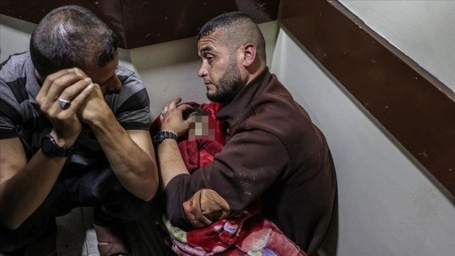 İsrail'in Gazze'de yerinden edilenlerin sığındığı bir okula düzenlediği saldırıda 7 kişi öldü