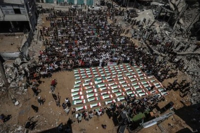 İsrail'in Gazze'ye saldırısından 3 yıl sonra enkazdan &ccedil;ıkarılan 112 Filistinli i&ccedil;in cenaze
