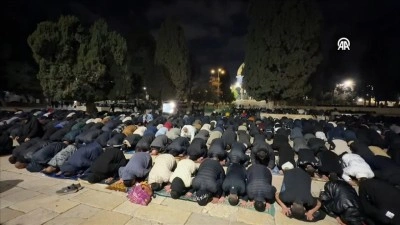 İsrail'in kısıtlamalarına rağmen Mescid-i Aksa'da 60 bin kişi teravih namazını eda etti