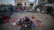 İsrail&#039;in saldırısında evleri yıkılan Gazzeli aile Ramazan&#039;ı sokakta geçiriyor