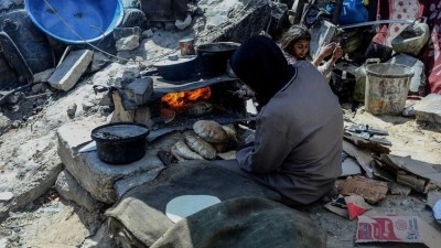 İsrail'in sınırdaki kısıtlamaları nedeniyle t&uuml;p gaz alamayan Gazzeliler, &ccedil;adırlarda ateşte yeme