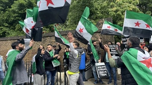 İsrail'in, Suriye'ye yönelik saldırıları Londra'daki elçilik binası önünde protesto e