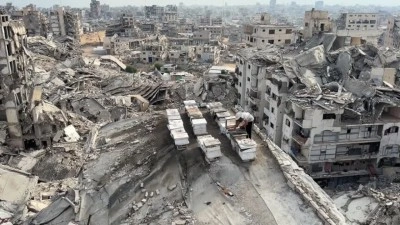 İsrail'in yerle bir ettiği Gazze'de umudunu yitirmeyen arıcı, mesleğini apartman &ccedil;atısında s&uuml;rd&uuml;r&uuml;yor