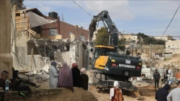 İsrail Kudüs’te Filistinli iki aileye kendi evlerini yıktırdı