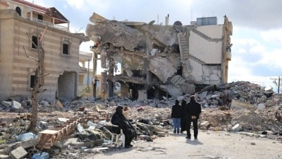 İsrail, L&uuml;bnan'ın g&uuml;neyinde işgal ettiği il&ccedil;ede okul binalarını patlayıcılarla yıktı
