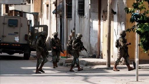 İsrail ordusu, ara&ccedil;lı saldırı ş&uuml;phesiyle Ramallah'ı kuşattı