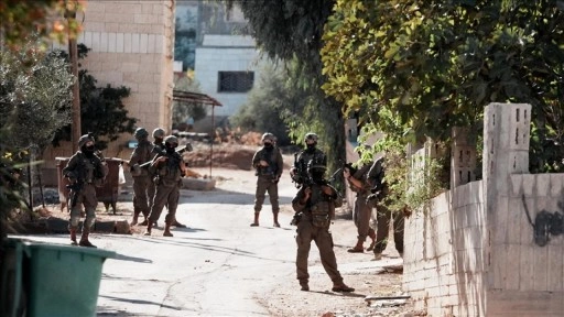 İsrail ordusu, Batı Şeria'da 32 Filistinliyi gözaltına aldı, 10 kişiyi yaraladı