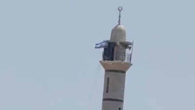 İsrail ordusu, Batı Şeria'da bir caminin minaresine İsrail bayrağı &ccedil;ekti