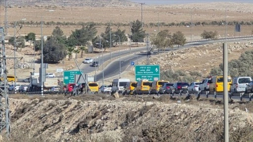 İsrail ordusu, Doğu Kudüs’ün kuzeyindeki Hizma beldesinin iki girişini kapattı