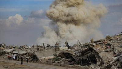 İsrail ordusu, Gazze&rsquo;de Filistinlilere ait yapıları patlatarak yıkmaya devam ediyor