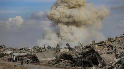 İsrail ordusu Gazze Şeridi'nin &ccedil;eşitli b&ouml;lgelerini bombaladı, binaları patlayıcılarla yıktı