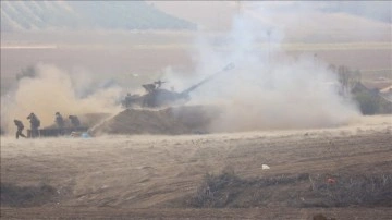 İsrail ordusu Gazze’ye yönelik obüs saldırılarını artırarak sürdürüyor