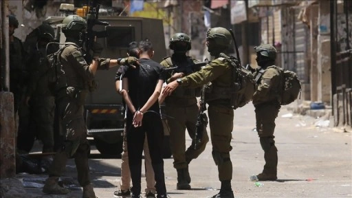 İsrail ordusu işgal altındaki Batı Şeria'da 44 Filistinliyi gözaltına aldı