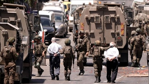 İsrail ordusu, işgal altındaki Batı Şeria'daki baskınlarda 45 Filistinliyi gözaltına aldı