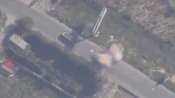 İsrail ordusu, Lübnan'ın güneyinde bir araca ve motosiklete hava saldırısı düzenledi