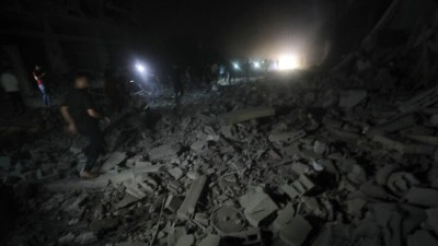 İsrail ordusunun Gazze&rsquo;de yerinden edilmişlerin &ccedil;adırlarını vurması sonucu 1 kadın canından oldu